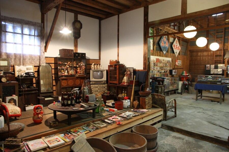 代表の峰松社長が少しずつ集めた昭和レトロを感じさせる品がズラリ。酒蔵の一角に展示されています