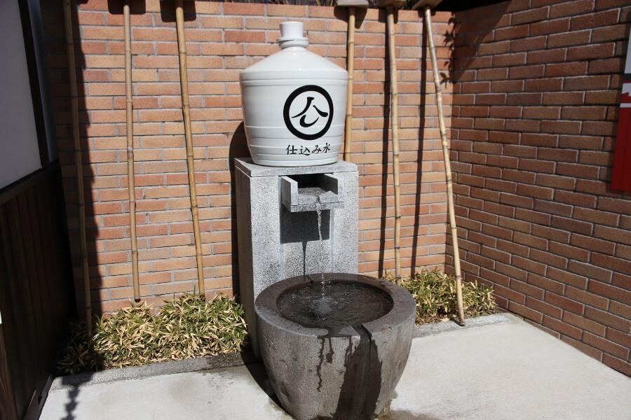 新館の横には、仕込み水がわいています。サラリとしたくせのない口あたりが特徴です