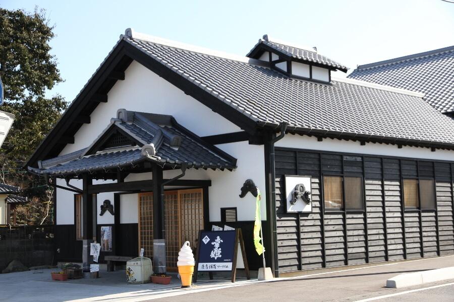 祐徳稲荷神社の門前で御神酒を醸す幸姫酒造。20年前から観光酒蔵として多くの観光客をひきつけています