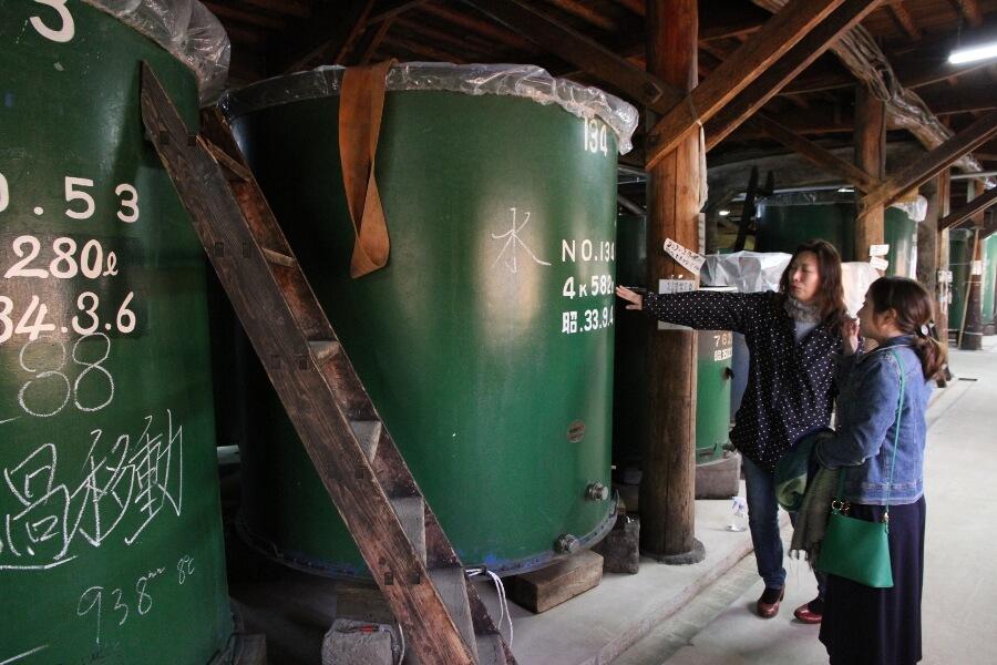 実際の工程に沿って酒蔵見学。大きなタンクや天井には酒造りに活用された滑車がのぞきます