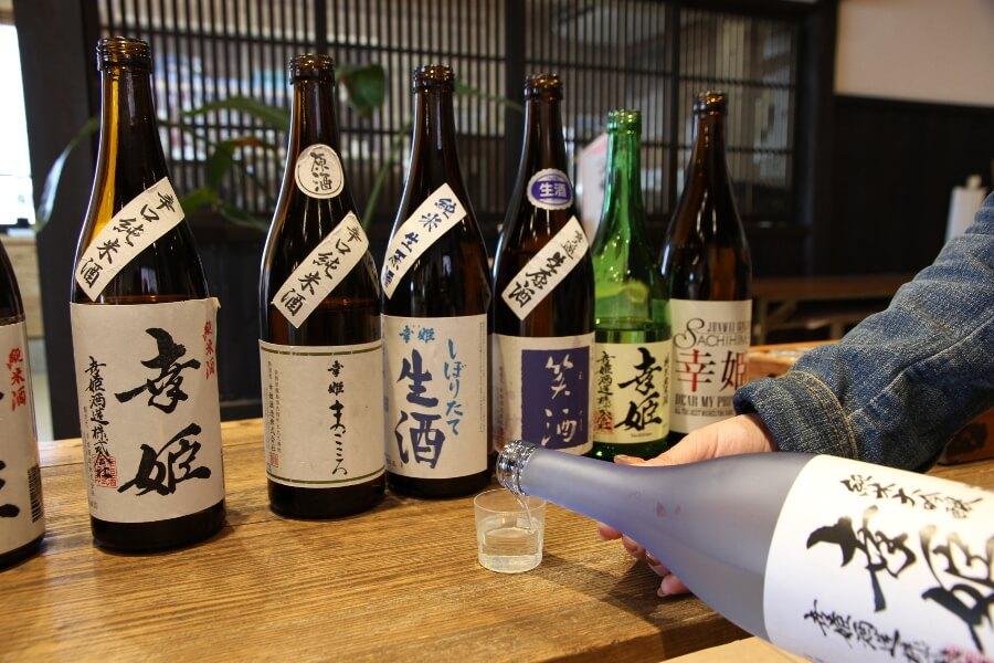 およそ10種の日本酒や甘酒が無料で試飲可能。のどを潤すのは、ほどほどに。好みの味を見つけてみて