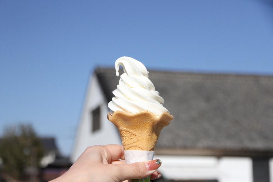 子どもや高齢者でも楽しめる酒蔵にしようと、試行錯誤の末に誕生したソフトクリーム。アルコール0%ながら、心地よい香りがさわやかに広がります