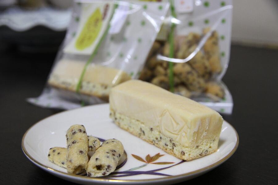 発酵文化を広めようと誕生したのが、「えごま吟醸酒粕スティックチーズ」です。生地に練り込んだえごまのアクセントもきいています