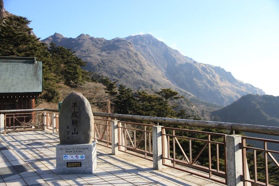 最初に目指すのは、国立公園の雲仙を満喫する仁田峠。ロープウェイ乗り場からは、1990年に噴火して形成された平成新山が間近に望めます