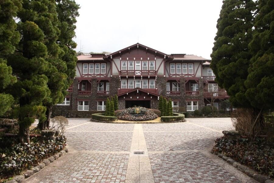 日本のホテル黎明期に創業したクラシックホテル。赤い屋根に丸太の骨組み、溶岩石の壁が特徴的です