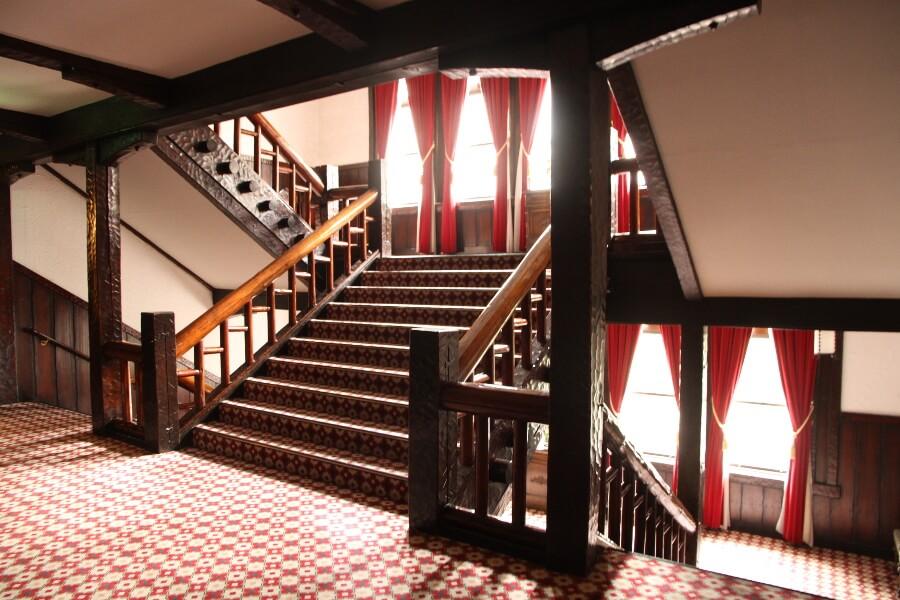 中央に設けられたロビー階段。ドラマや映画のセットとしても活躍しています