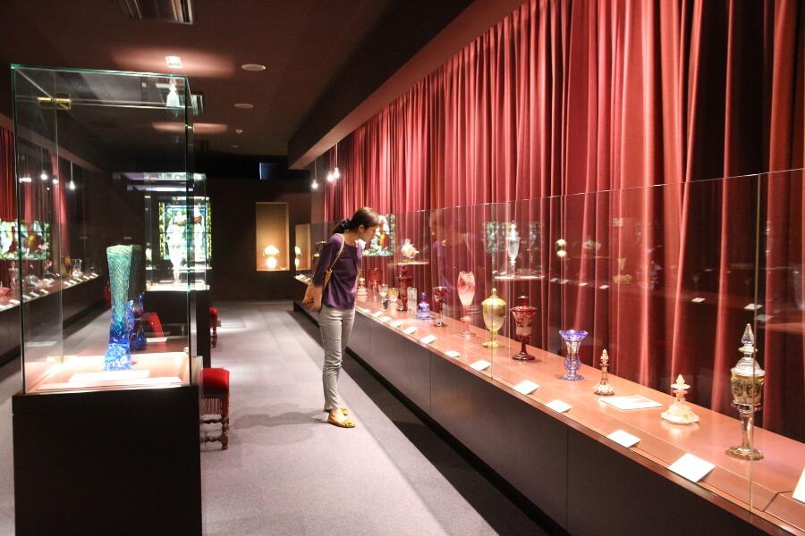 18世紀から19世紀のアンティークガラスなど300点が展示されています。19世紀のボヘミアンガラスは必見！