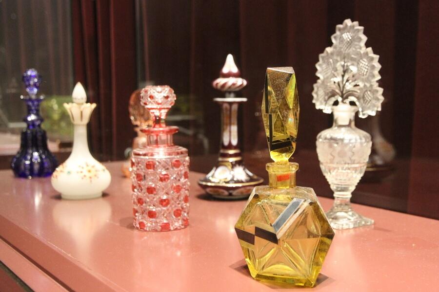 香水瓶のエリアは形も色も多彩。アートを身近に感じる空間が広がります