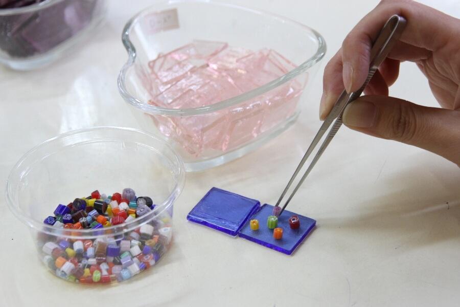 ビードロ美術館ではガラスづくり体験がおすすめ。自分だけのストラップやアクセサリー作りに挑戦してみて