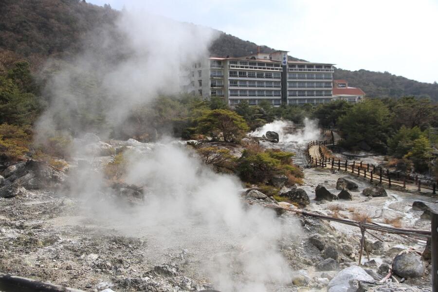 雲仙のメインストリートに面した雲仙地獄。いたる所から湯けむりが上がります