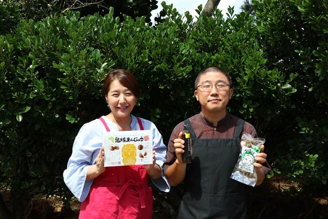 「鬼嫁まんじゅう」のモデル・儀間一美（ぎま かずみ）さんと、