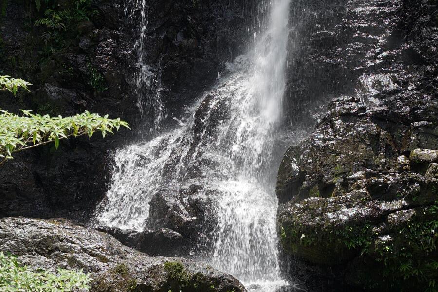 滝壺ではなく岩肌に水が落ちるので勢いがあります 滝壺ではなく岩肌に水が落ちるので勢いがあります