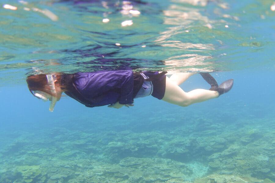 シュノーケルの道具を付けて、海へダイブ！ダイビングと異なり、シュノーケリングは初めての人でも安心