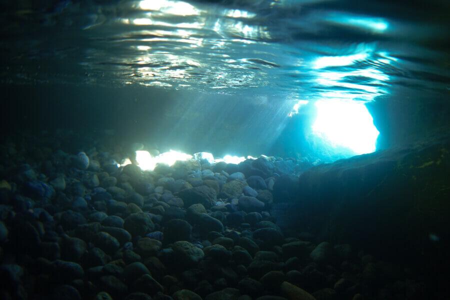 青の洞窟に到着。干潮時は海上に出ていて、満潮時にしか現れない特別な場所です