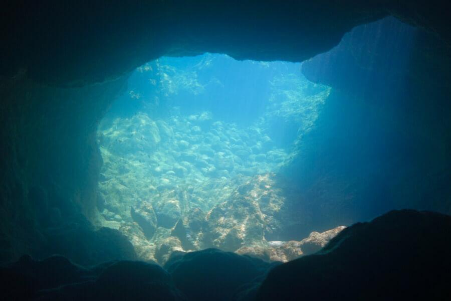 外の光が差し込み、蒼く輝く様子は一見の価値あり。場所によっては天井も低く、冒険心を掻き立てられます。蒼の洞窟の他にも島ならではの景色や文化を体験できる「加計呂麻島」。奄美大島旅行の際は、ぜひ訪れてみてくださいね