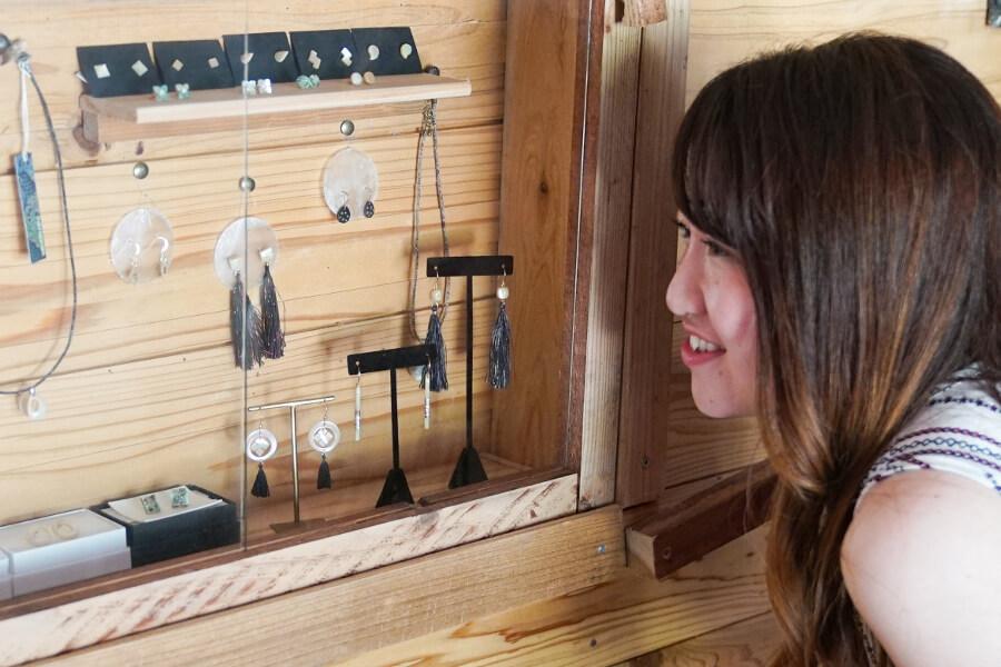 アクセサリーは全て島の貝や魚のヒレ、大島紬を使ったオールハンドメイド。天然のものを使用しているので、ひとつ一つ形や柄が違います