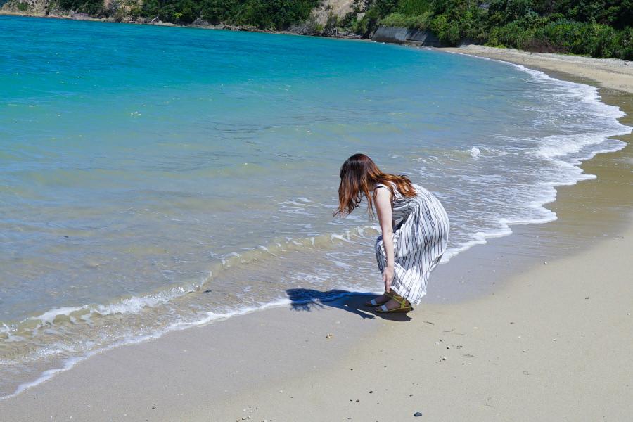 白い砂浜と真っ青な海が広がるスリ浜。眺めているだけで、疲れも吹き飛んでしまいそう