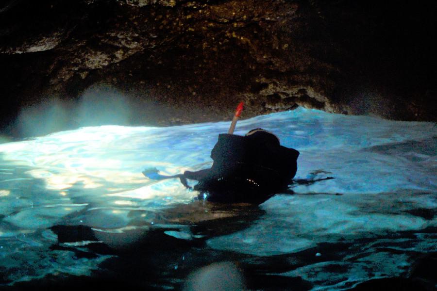 洞窟内ももちろん透明度抜群。見たことのない蒼の世界が広がっています。ここでもインストラクターが浮き具を引いて泳ぐので安心して潜れますよ