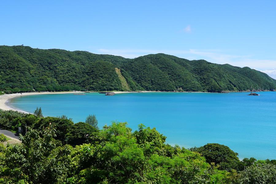 空と同じ色をした諸鈍の海。この景色を眺められるだけでも、加計呂麻島を訪れた甲斐があると感じます