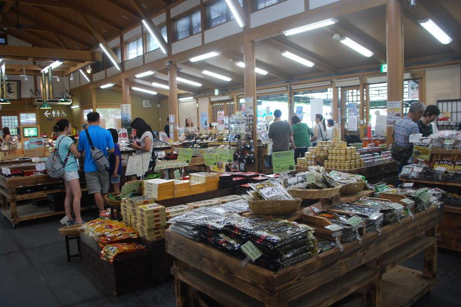 高菜や阿蘇のあか牛を使った商品など、地元の特産品がそろいます