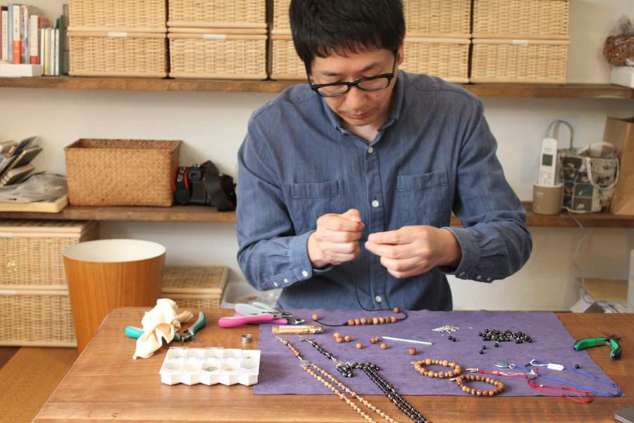 ロザリオをひとつひとつ想いをこめて手作業でつくっていく本山さん