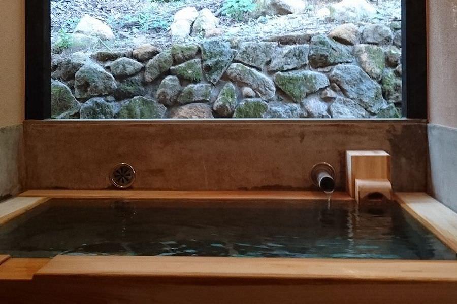 家族湯は3部屋あり半露天風呂となっています