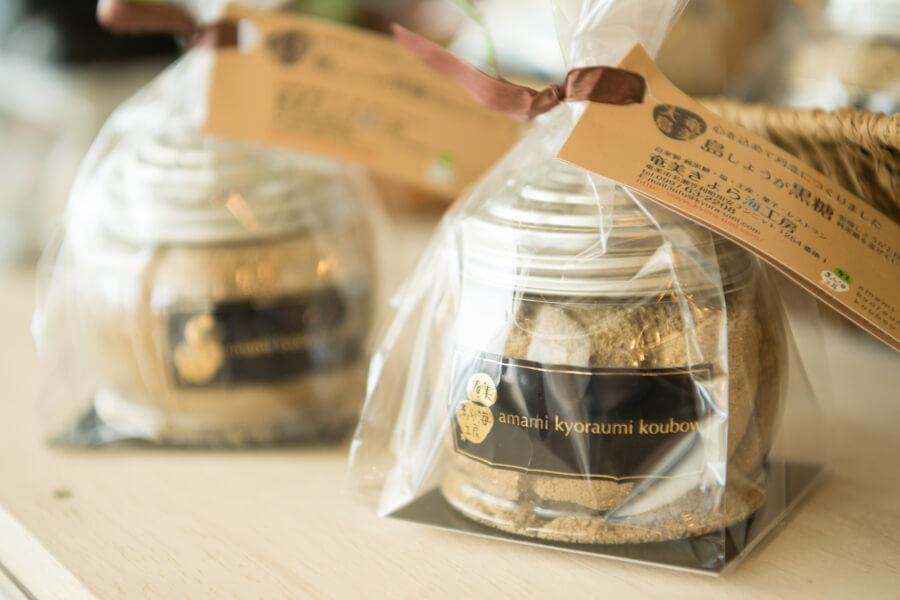 人気No.1お土産の「島しょうが純黒糖」