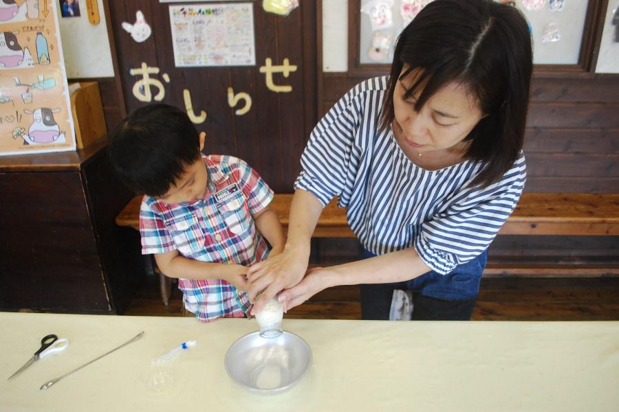 親子で力を合わせてバターづくりに挑戦 親子で力を合わせてバターづくりに挑戦