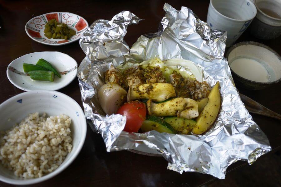 日替わりでメインがお肉とお魚から選べる「むすびのランチ1000円」