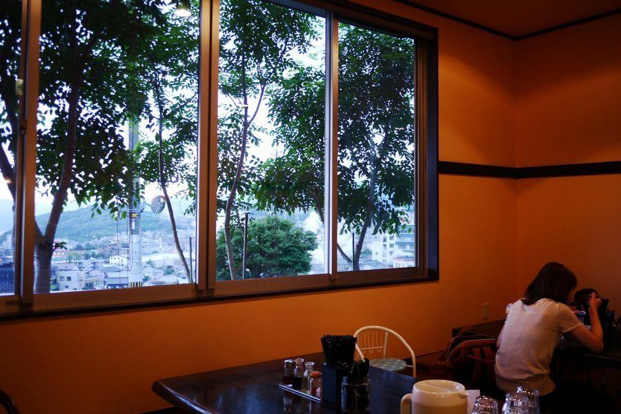 綺麗な店内にはカウンターとテーブル席があります