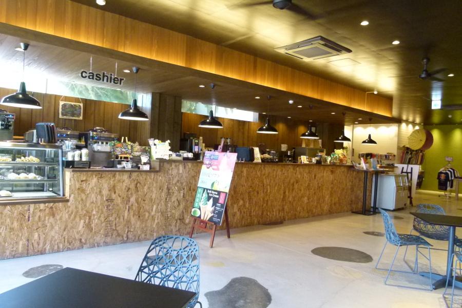 シュークリームなどのスイーツが入ったショーケースが目を引く店内。すっきりとして広々 シュークリームなどのスイーツが入ったショーケースが目を引く店内。すっきりとして広々