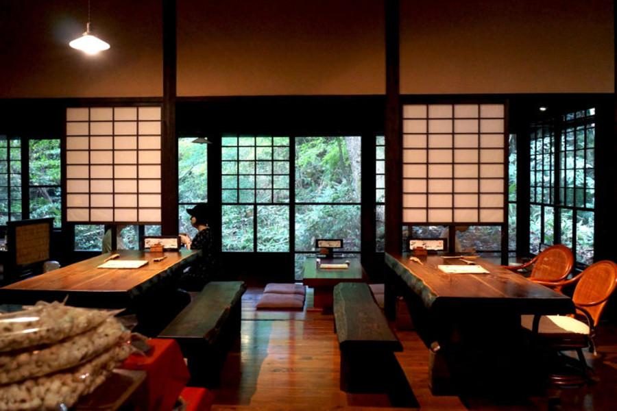 落ち着いた雰囲気の店内