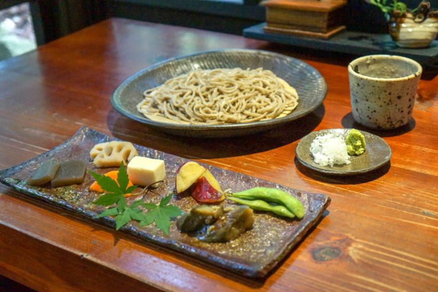 そばには、色どりの美しい前菜付き