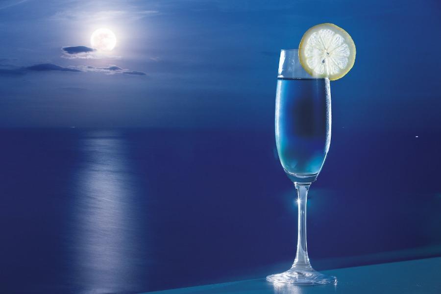 ▲43階の「Ristorante ARCO」では、期間限定で「月の道カクテル」を飲むことがでます