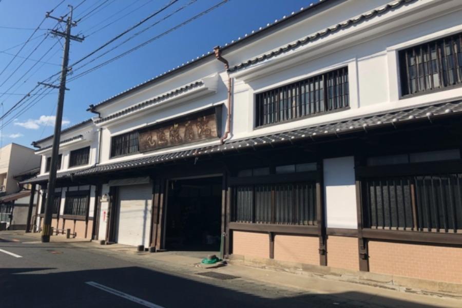 ▲震災後も酒造設備の復旧を優先しているため、半壊状態のままの蔵 ▲震災後も酒造設備の復旧を優先しているため、半壊状態のままの蔵