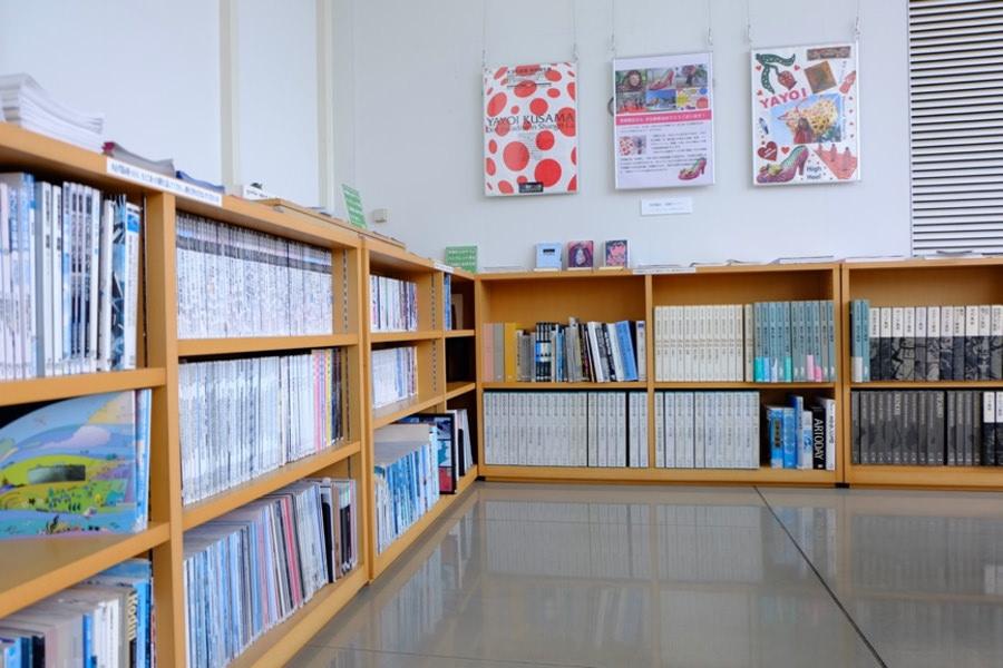 店内のミニライブラリーには美術関連の書物がずらり
