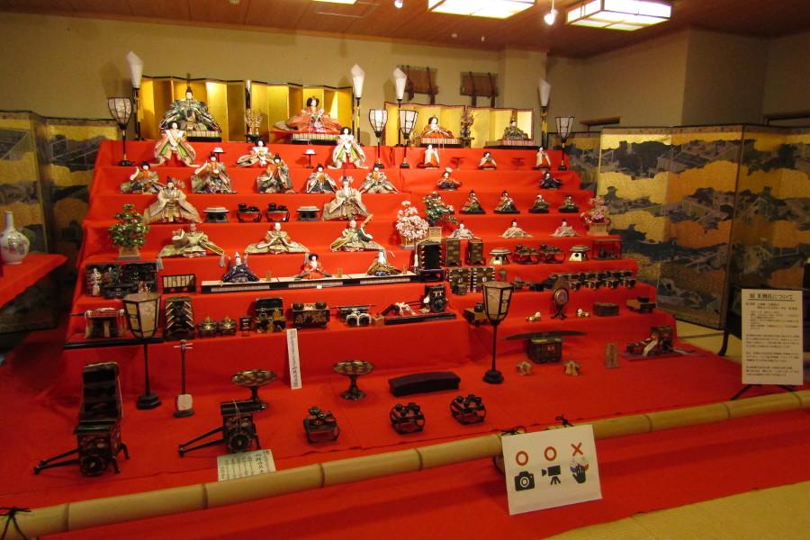 和室一面に広がる赤い毛氈と膨大な数のお雛様は一見の価値あり！　館内には、江戸時代の雛人形など3800体以上が展示されてあり、部屋ごとにテーマが異なるのも魅力です