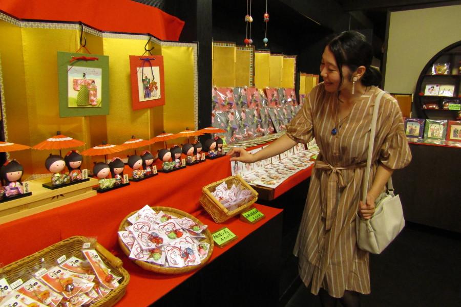 雛御殿に併設されているショップでは、かわいらしい雛人形や和雑貨などお土産ものを買うことができます。醤油蔵ならではの醤油ソフト（300円）は、キャラメルのような濃厚な味わいで大人気！