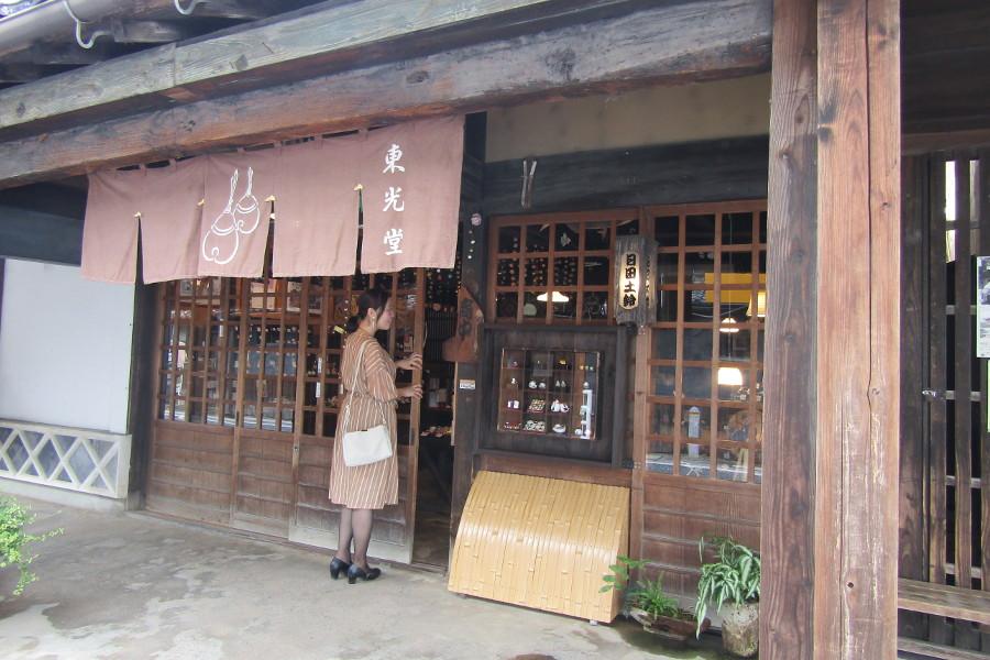 江戸時代後期の長屋を利用したという風情ある佇まいが魅力の「東光堂」。土間の店内には、職人さんが一つ一つ手作りした「土鈴」が並び、可愛らしさに心奪われます