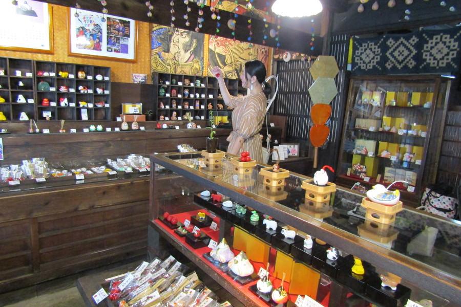 昔から音が鳴るものは邪気を祓うといわれていて、コロンコロンと音がなる土鈴も魔除けのお守りとして親しまれてきました。また、赤は開運、黄色は金運UPなど色にも意味があるのだとか