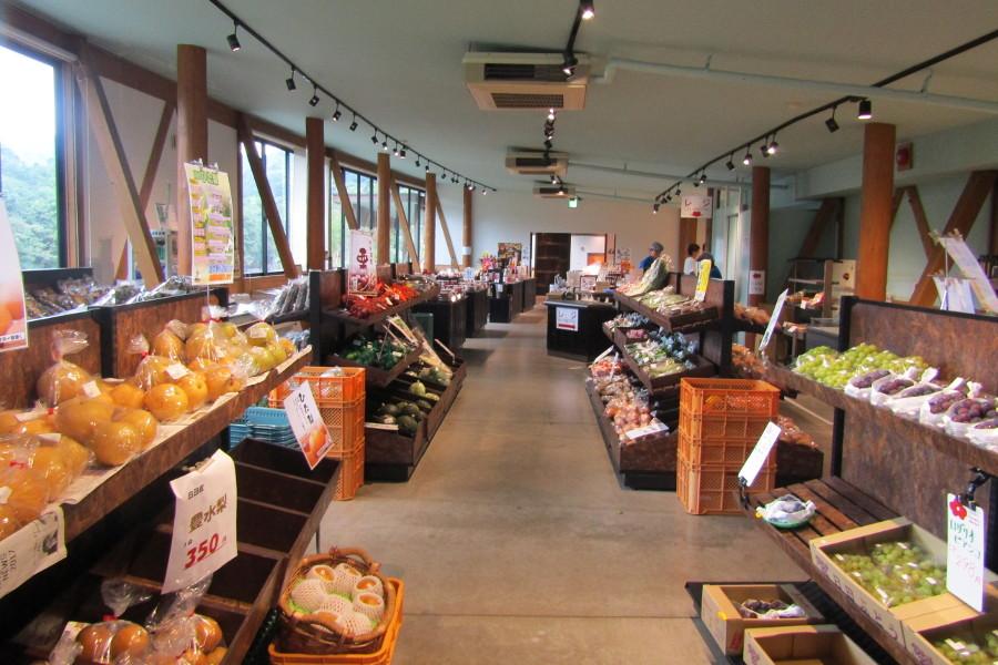 ファーマーズマーケットには大山町の名物・梅の加工品がズラリ！　梅干しや梅ドリンクや梅スイーツなど充実しています。スタッフさんのイチオシは、しっとり甘い梅の実が入った「梅ケーキ」（1300円）です