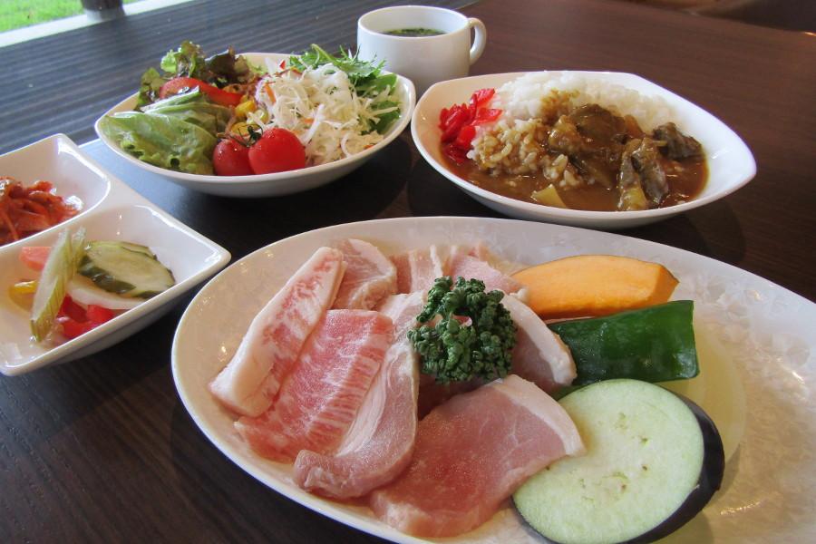 ファーマーズマーケットの奥にある「焼肉グリル　おおやまの小うめひびき」。庭のグリーンを眺められる大きなフロアと個室を完備し、国産和牛を焼肉でたっぷり味わえます