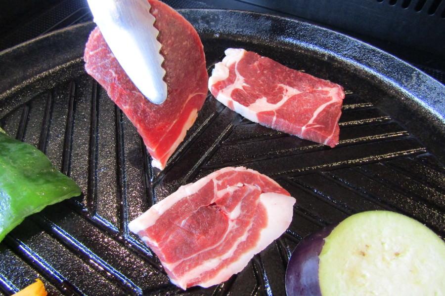 メニューには、奥日田ジビエ（猪）、天領もち豚、豊後鶏など地元産の肉も並びます。珍しいジビエは濃い赤身のお肉で、意外にも柔かく、旨みがギュッと詰まっています。自慢の梅ダレで食べるのもおすすめ