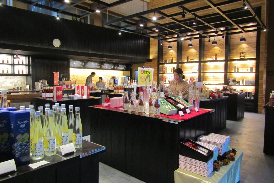 「梅酒造おおやま」は、地元・大山町の特産品である梅を使った、梅酒専門の酒造メーカーです。国内外の品評会で金賞を受賞するなど、品質の高い梅酒づくりに定評があります