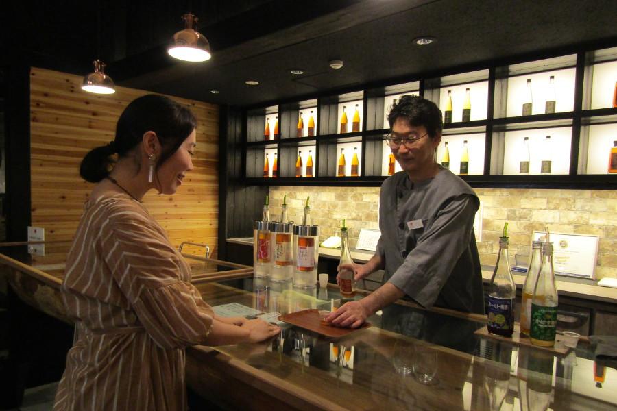 ショップ内では試飲コーナーも。賞を獲得した高級梅酒から、バラやフルーツを漬け込んだ個性的な梅酒まで、店内にあるほぼ全ての銘柄を飲ませてもらえるのも嬉しい限り