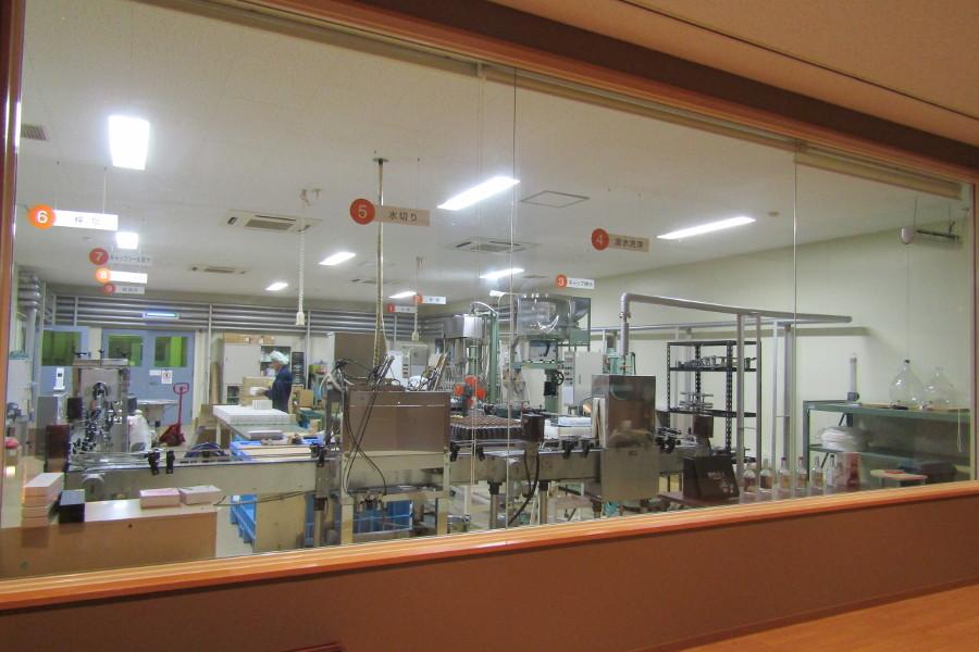 梅酒工場内のタンク室、瓶詰め室、樽貯蔵庫を見学することもできます。地元の農家さんが朝摘んだ梅をその日のうちに漬け込むなど、多くのこだわりを知ることができるのが魅力です