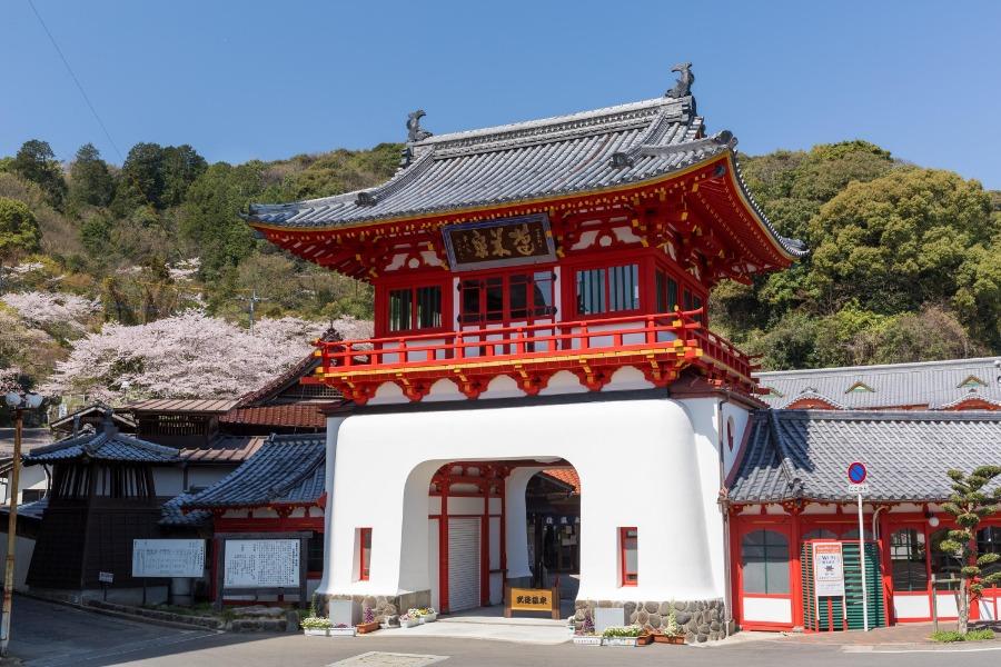 ▲武雄温泉の竜宮城を連想させる鮮やかな天平式楼門 ▲武雄温泉の竜宮城を連想させる鮮やかな天平式楼門