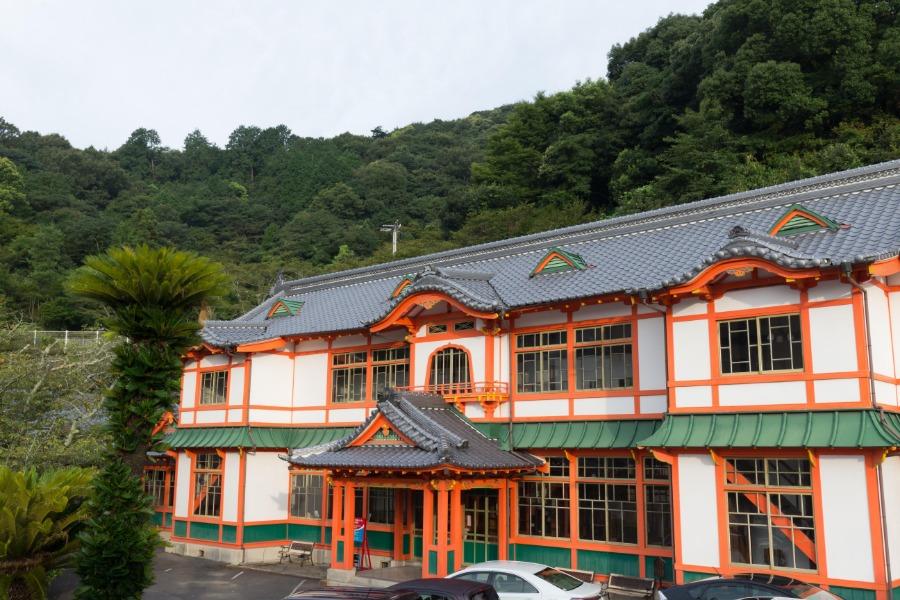 ▲武雄温泉新館は、外観が印象的で毎日多くの観光客でにぎわいます ▲武雄温泉新館は、外観が印象的で毎日多くの観光客でにぎわいます