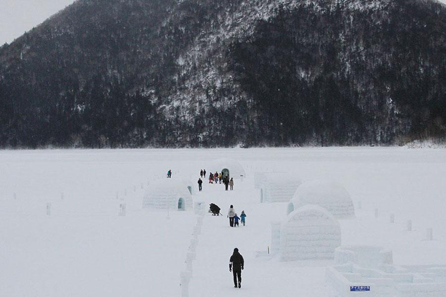 しかりべつ湖コタン フォトジェニックすぎる氷の湖イベントを楽しもう！