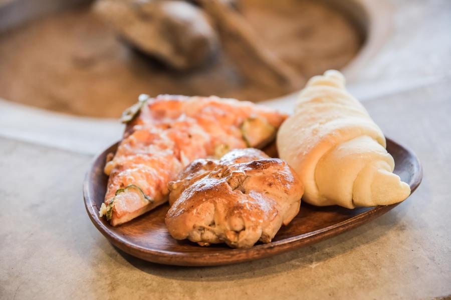 右からこしきの塩パン、くるみパン、ピザパン。島内観光でお腹がすいた時にもおすすめです